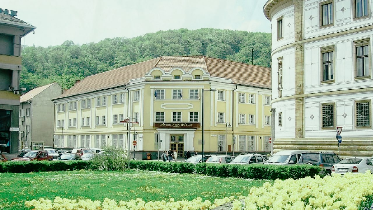 universitas terbaik di Slovakia