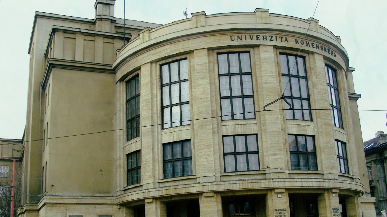 universitas terbaik di Slovakia